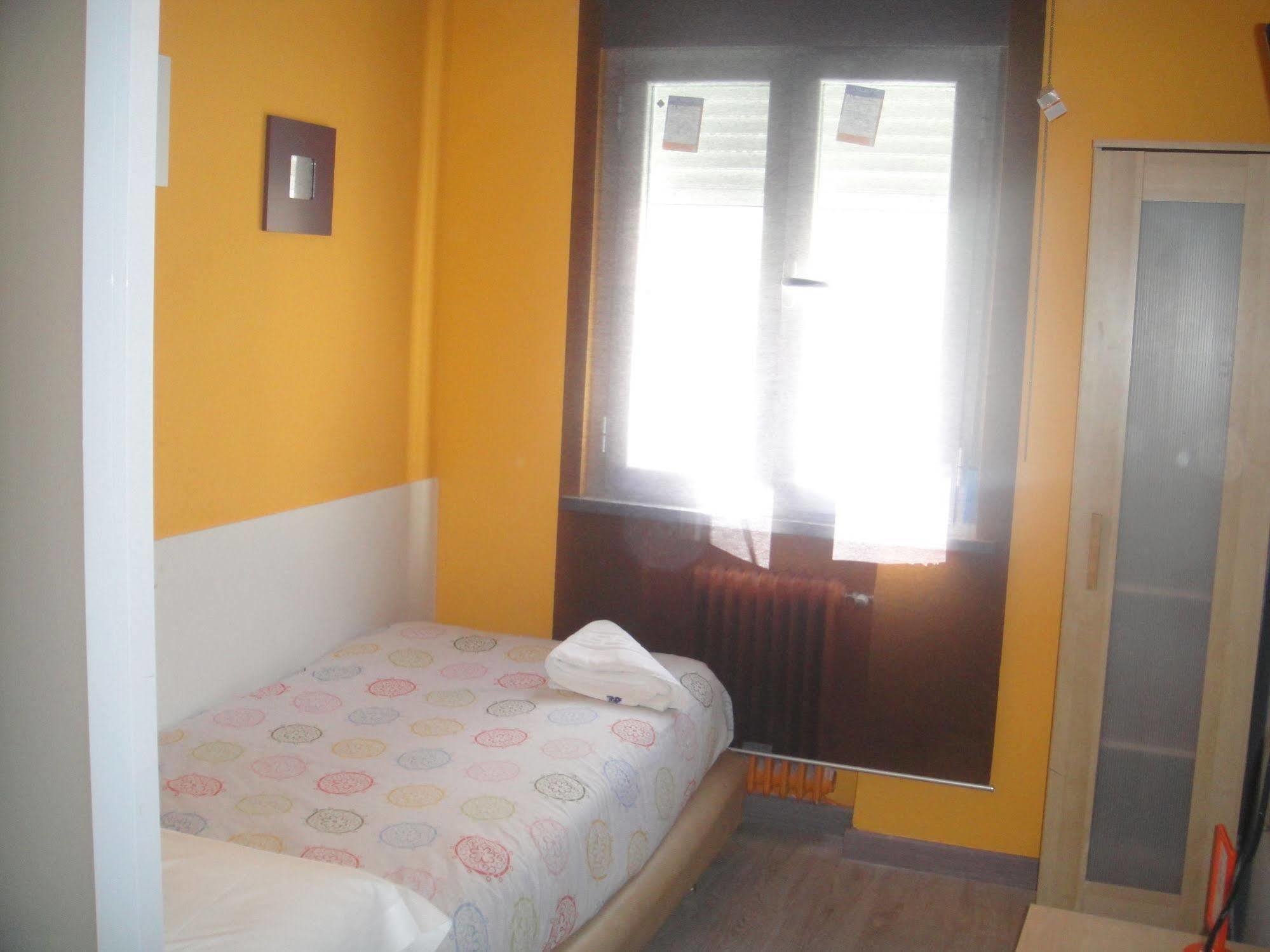 Arjori Rooms Hostal Salamanca Bagian luar foto