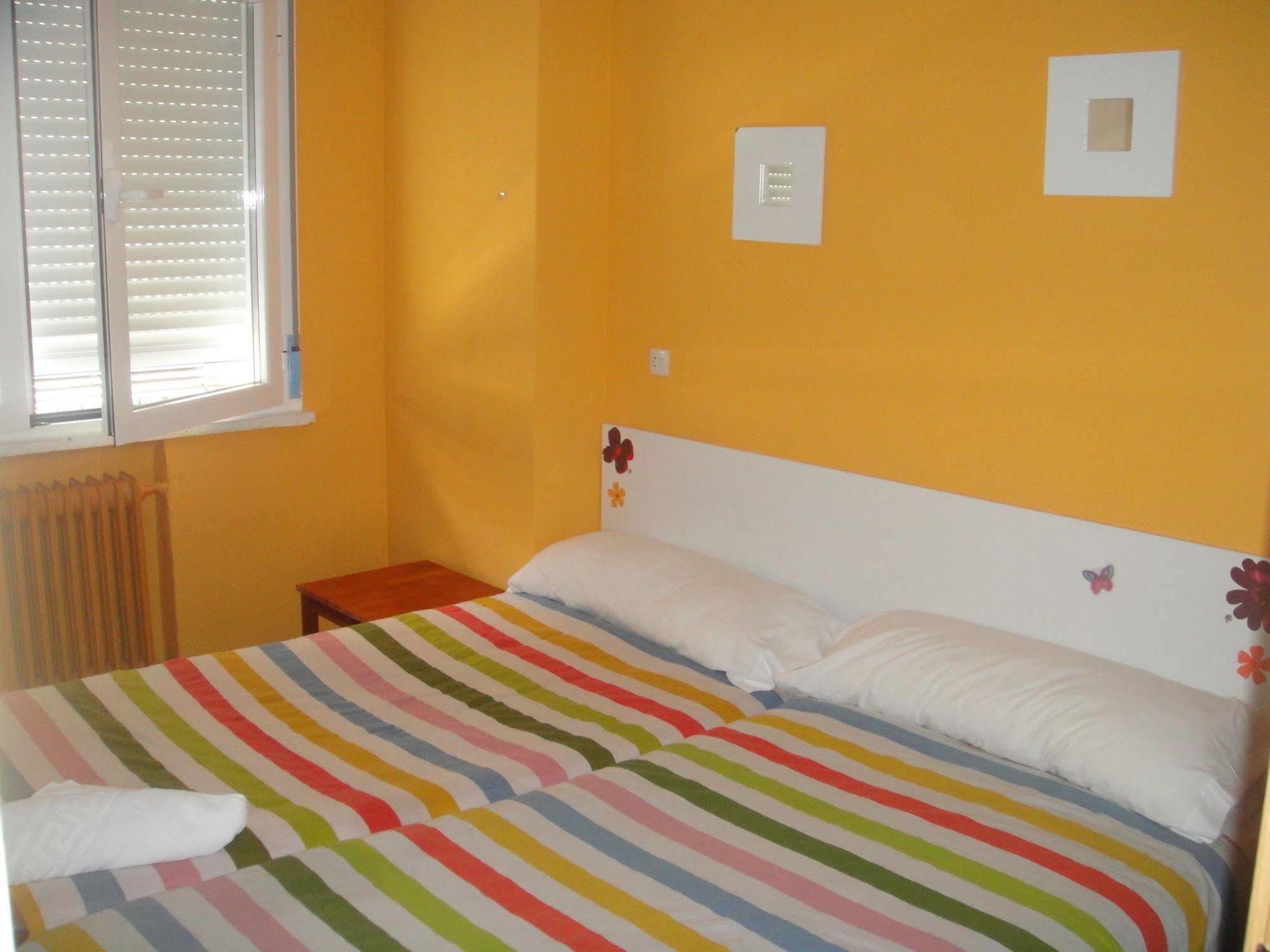 Arjori Rooms Hostal Salamanca Bagian luar foto
